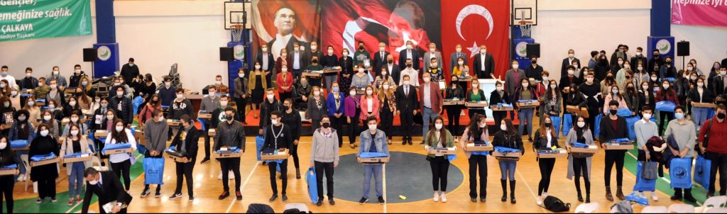 Balçova’da Üniversiteli Öğrencilere Dizüstü Bilgisayar Desteği