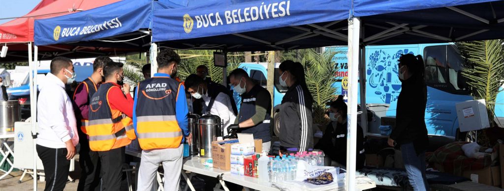 Buca Belediyesi Çadır Kentte Hijyen Paketi Dağıttı
