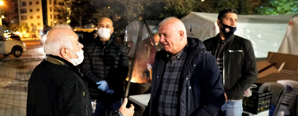 Kemalpaşa Belediye Başkanı Rıdvan Karakayalı Depremzedelerin Yanında