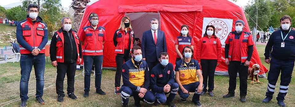 Sağlık Bakanı Fahrettin Koca, İzmir Depreminde Yaralananları Ziyaret Etti